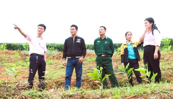 Cán bộ NHCSXH cùng với cán bộ Hội, đoàn thể ghé thăm hiệu quả vay vốn của khách hàng theo chương trình cho vay đối với những người chấp hành xong án phạt tù ở Nghệ An