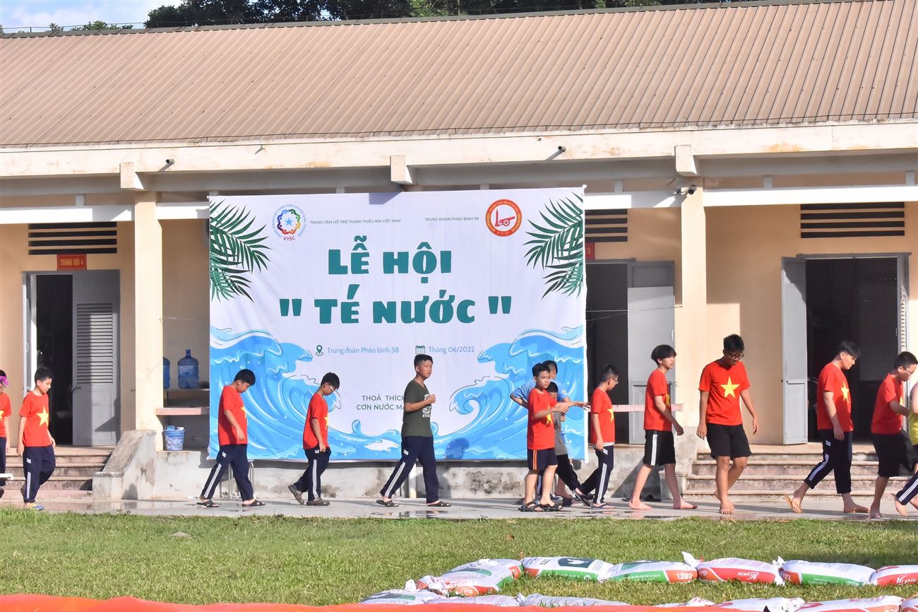 Hoạt động vui chơi trong Học kỳ Quân đội của VietnamYSC: Lễ hội té nước