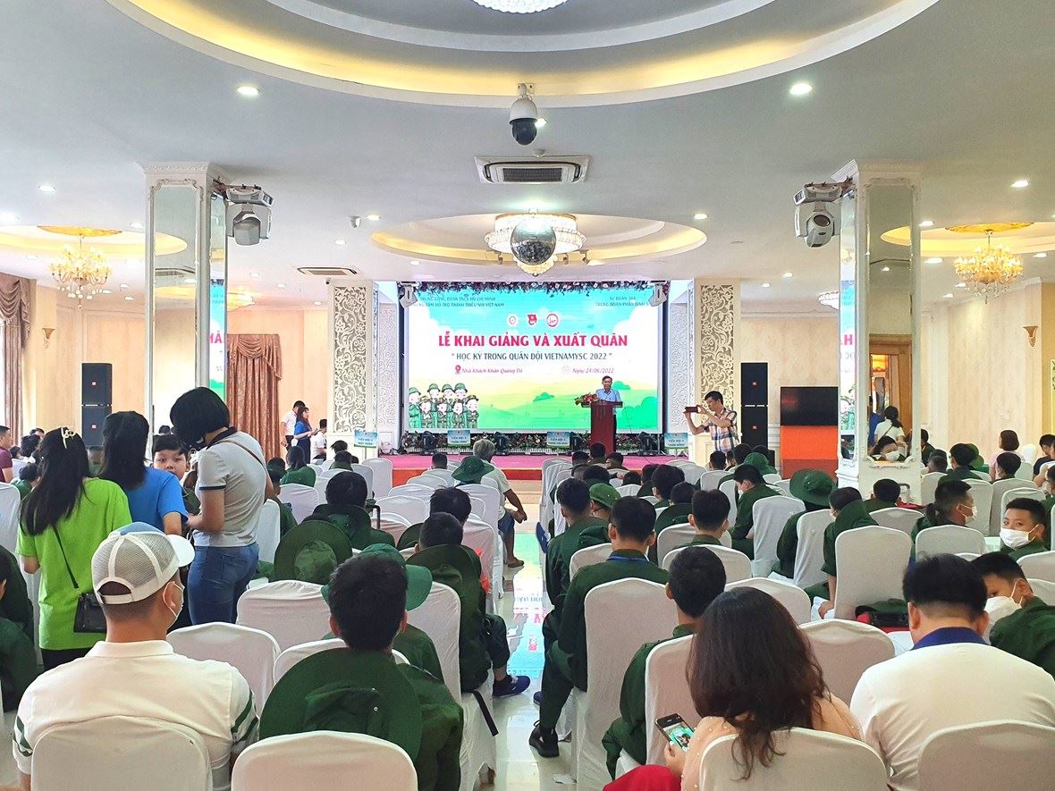 Những chiến sĩ nhí bịn rịn chia tay cha mẹ bước vào Học kỳ Quân đội