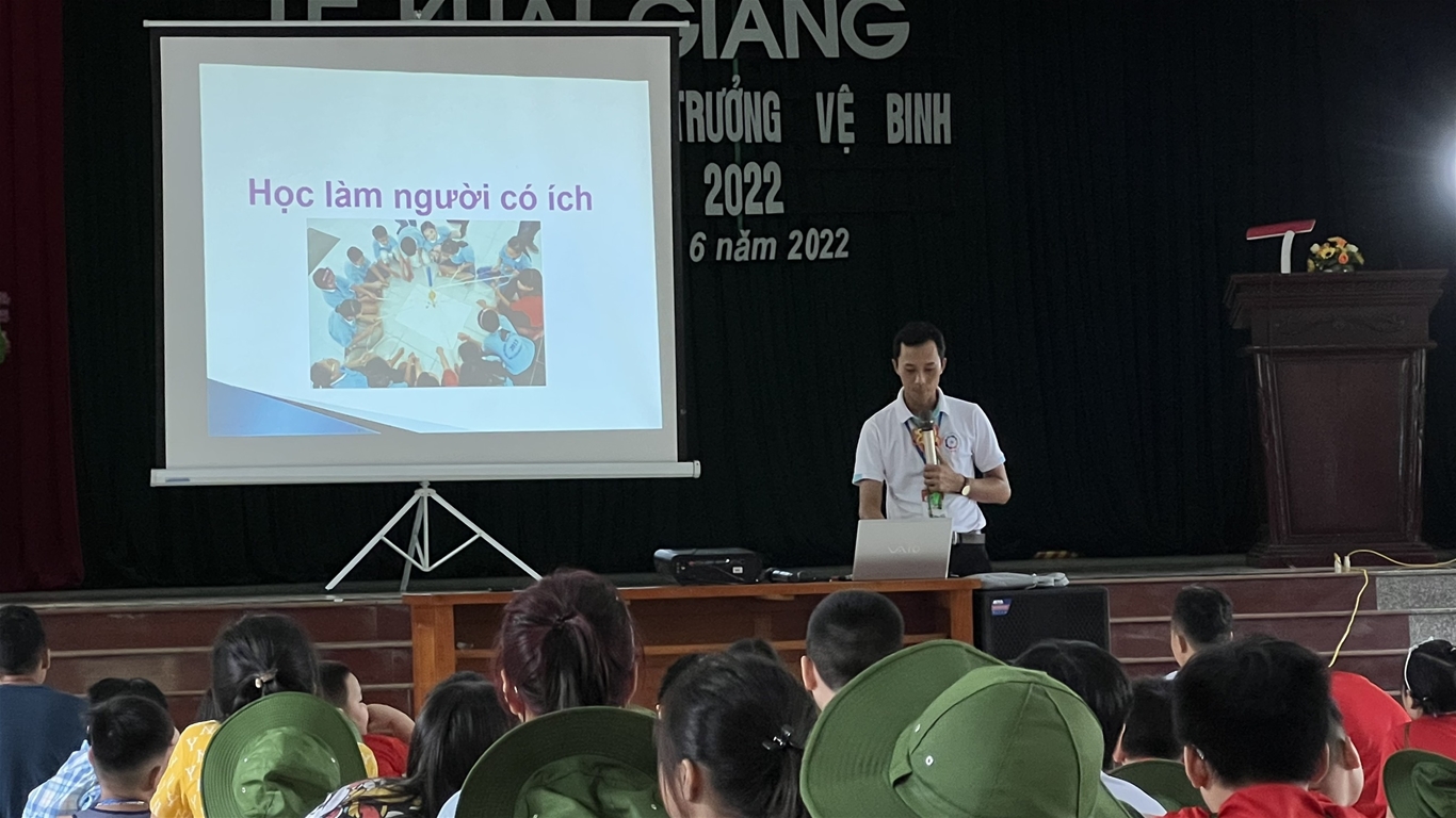 Các bạn học viên đang tham gia chương trình học kỳ quân đội tại Vietnamysc