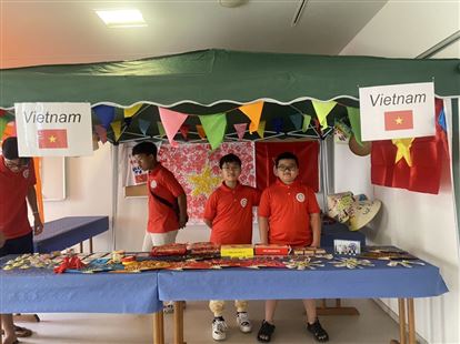Hoạt động ngày thứ Bảy trong chuỗi hoạt động của Trại hè “ Trải nghiệm cùng thanh thiếu niên thế giới” tại CHLB Đức: Chương trình về trưng bày và giới thiệu văn hoá.
