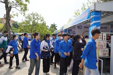 Sôi nổi ngày hội việc làm cho thanh niên